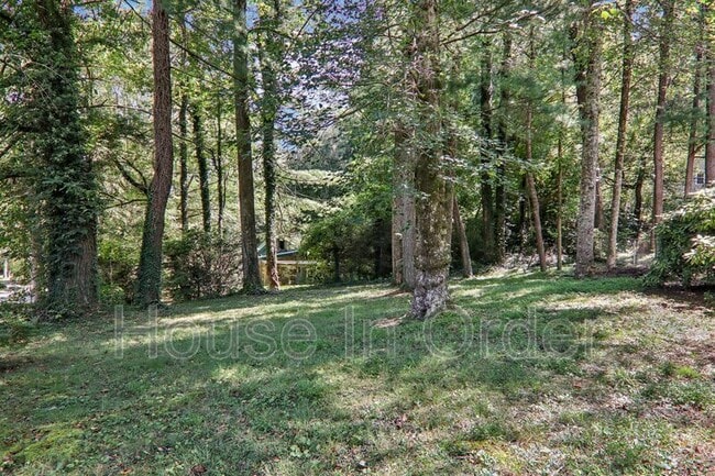 Building Photo - 325 Comet Dr