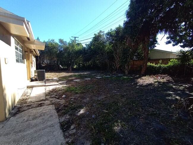 Foto del edificio - Beautifully renovated and spacious 4 bedro...
