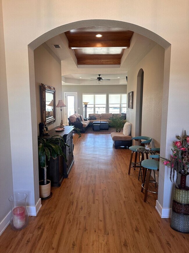 Foto del edificio - LAKE FRONT PROPERTY!  4/3/2; FULLY  FURNISHED