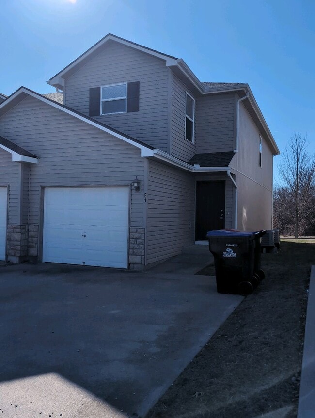 Building Photo - 425 Hawthorne Blvd