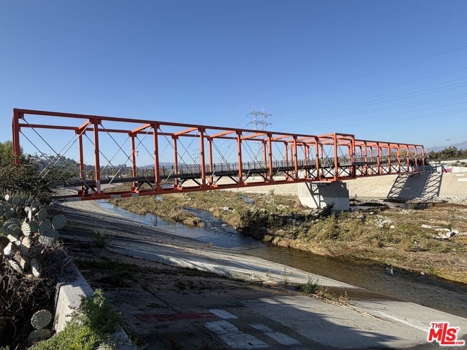 Foto del edificio - 2445 Harwood St