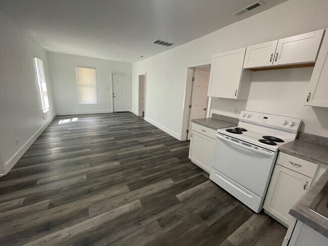 Foto del edificio - Updated 2 Bedroom, 1 Bathroom house with w...