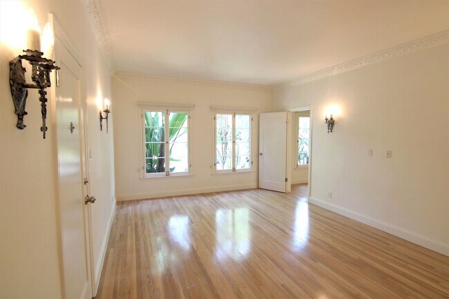 Foto del edificio - 443 N Sycamore Ave