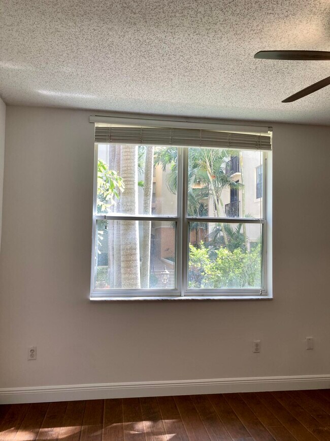 Building Photo - 630 S Sapodilla Ave