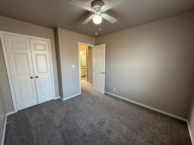 Foto del edificio - 3 bedroom Two Story Duplex!