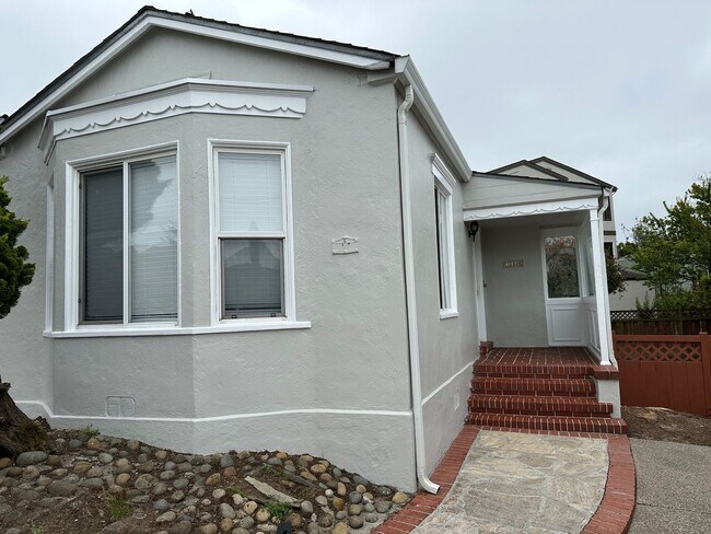 Building Photo - EPIC REA - Great Corner Lakeside Home - 3 ...