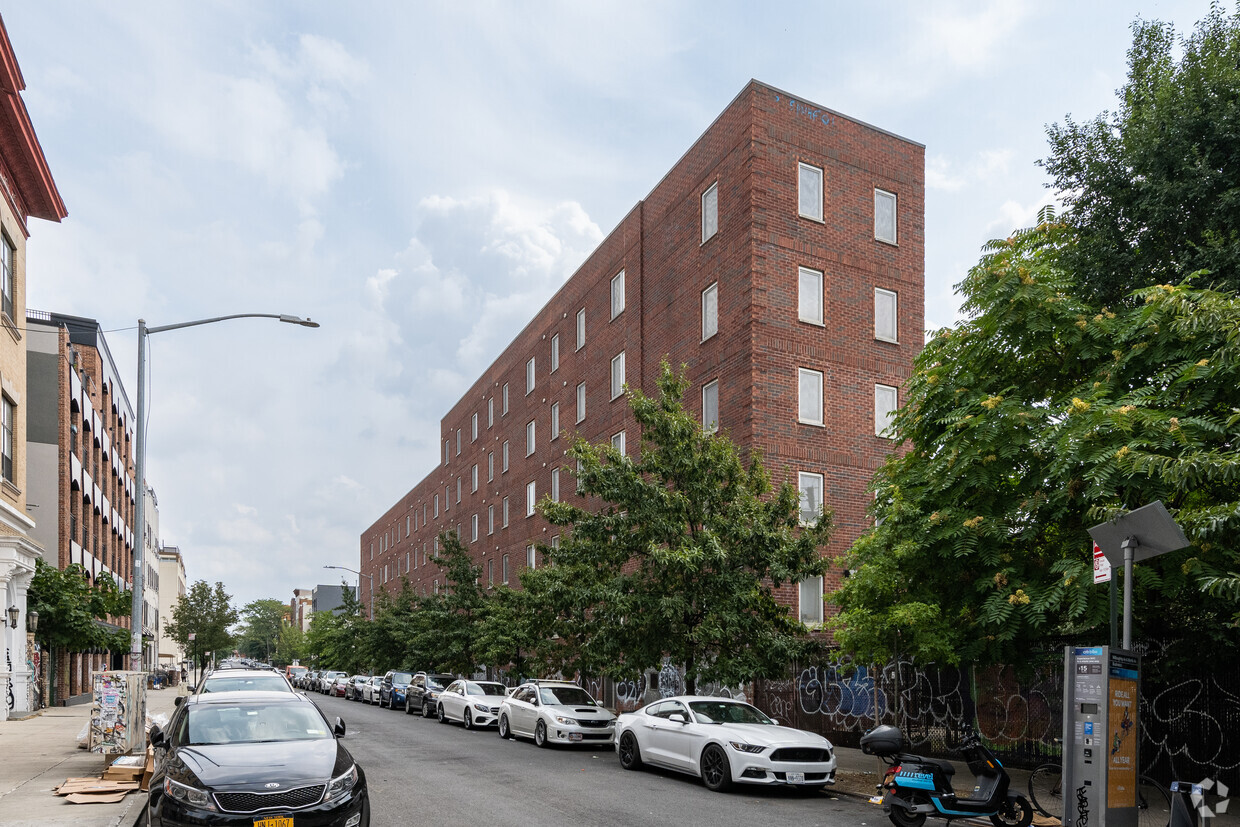 Primary Photo - 950 Willoughby Ave