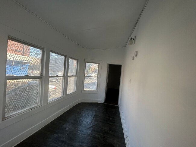 Foto del edificio - 3232 Emerald st 2BR apt $1000
