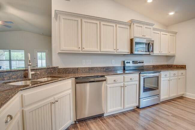 Building Photo - 4 bedroom 2 bathroom brick home with a spa...