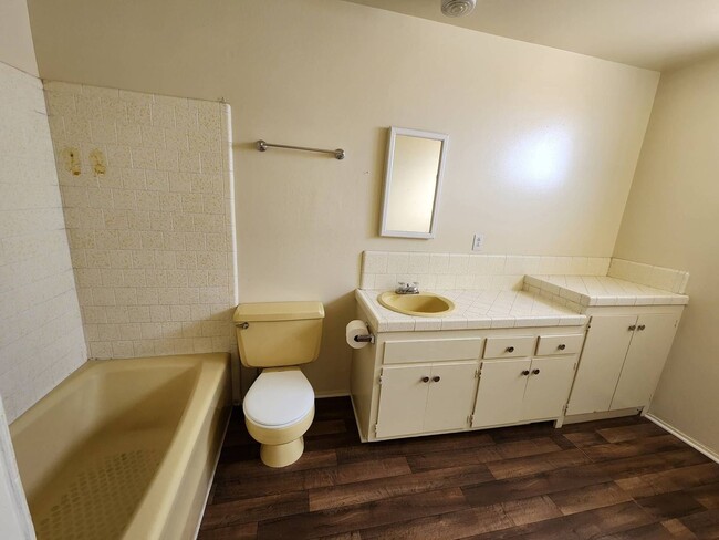 Building Photo - Cute 1 Bedroom 1 Bathroom Duplex