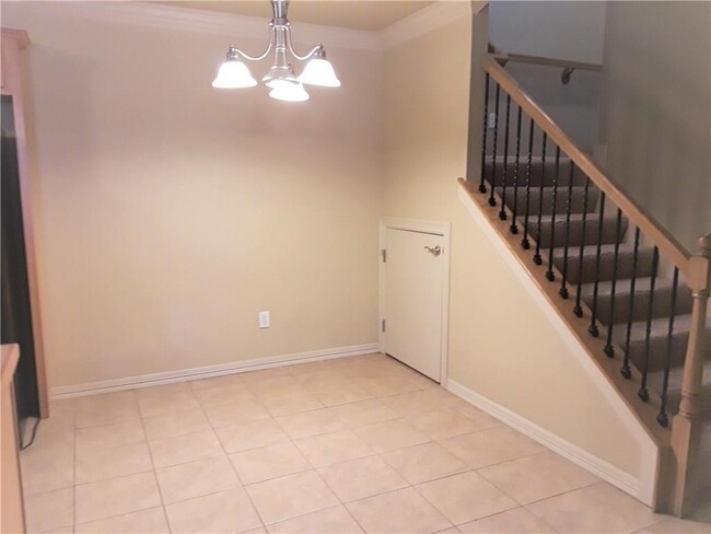 Building Photo - 12 S Woodsprings Dr