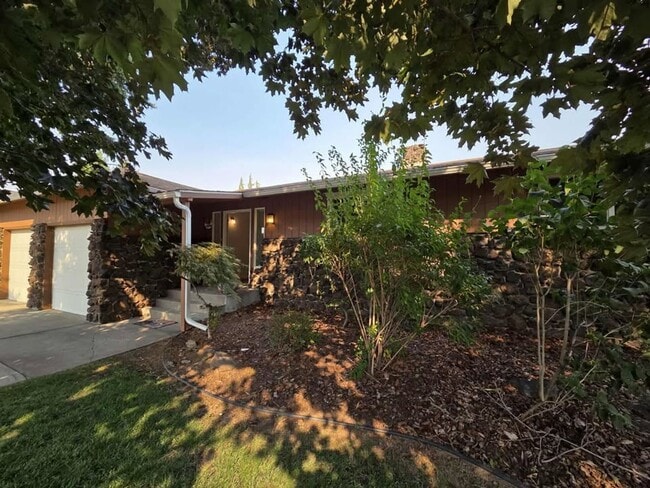 Building Photo - Stunning 4 Bedroom, 3 Bathroom Home, with ...