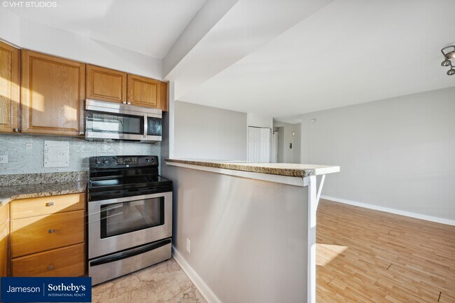 Kitchen - 6118 N Sheridan Rd