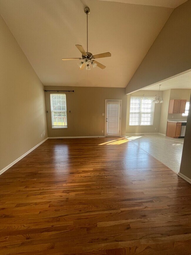 Building Photo - Charming Mountain Retreat in Seymour, TN!