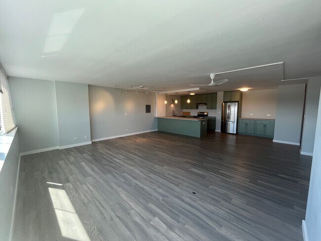 Building Photo - Spacious Top Floor Condo with East-Facing ...