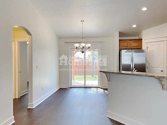 Building Photo - 891 S Threave Ave