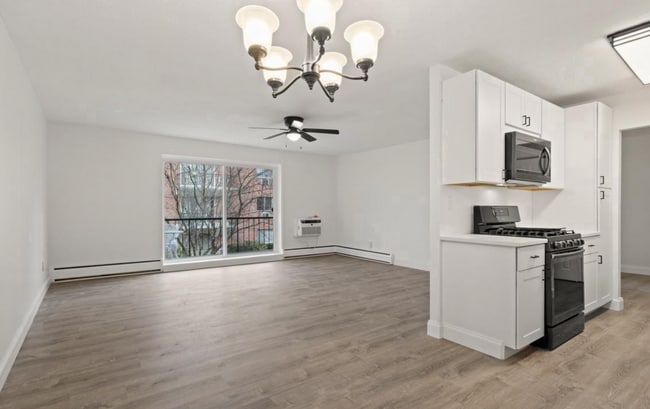 Building Photo - 1 Bedroom 1 Bath apartment in Somerset Hou...