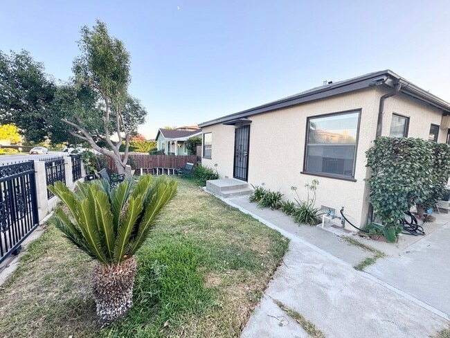 Building Photo - Updated 3 bed 2 bath duplex in Temple City