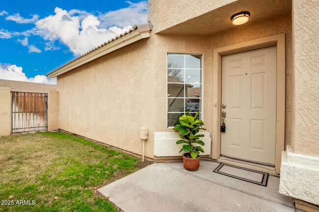 Building Photo - 829 N Bluejay Dr
