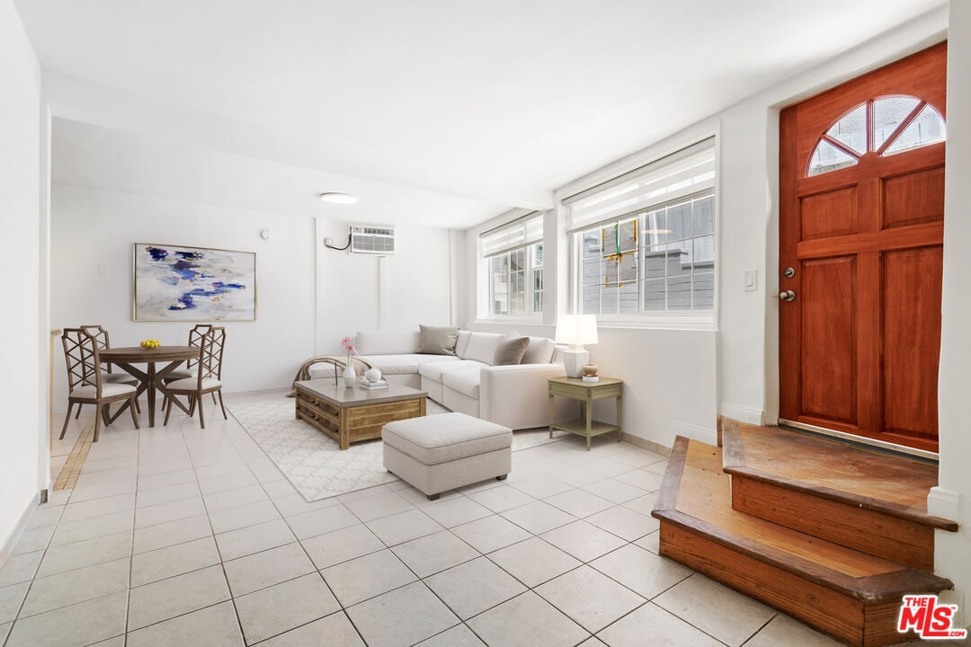 Foto principal - 1635 S Beverly Glen Blvd