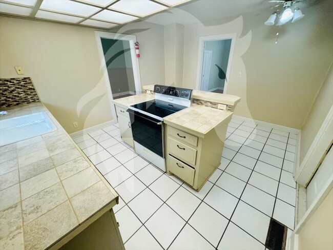Building Photo - "Charming 2-Bedroom Haven on Main Street"