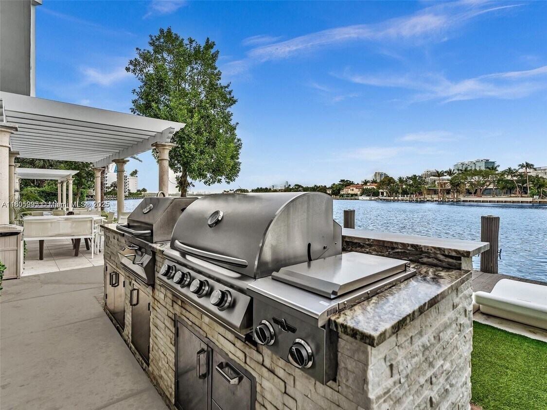 Foto principal - 9821 E Bay Harbor Dr