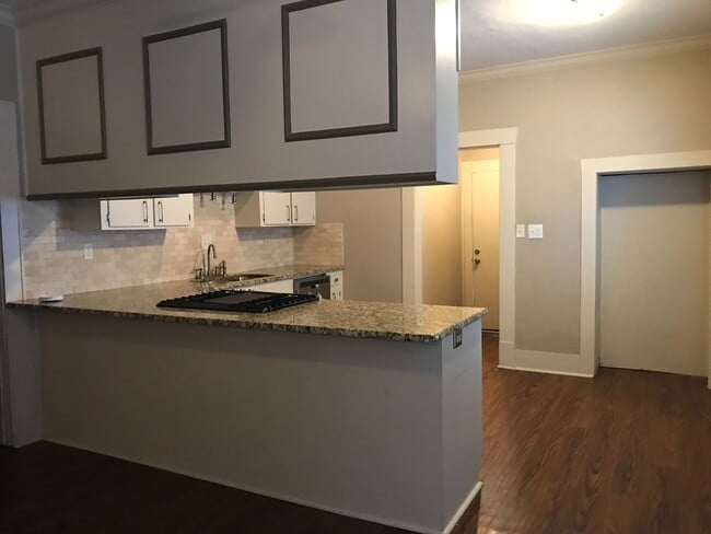 Building Photo - Super cute and updates throughout....