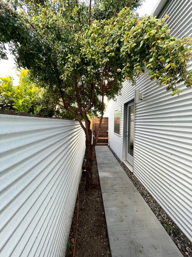 Acceso con entrada - 2725 Dalton Ave