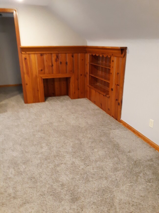 Livingroom w/new carpet - 5430 Youngstown-Poland Rd