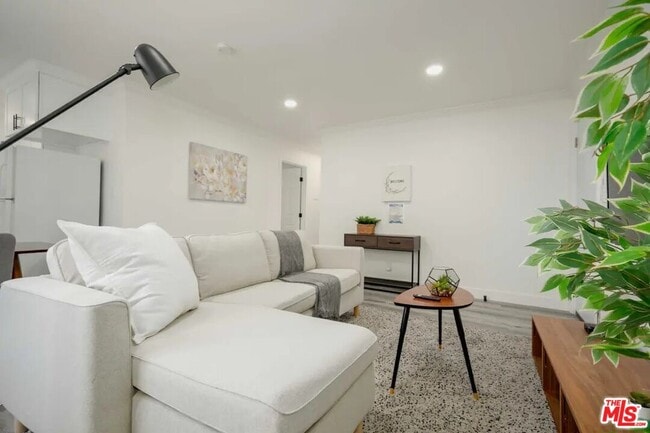 Foto del edificio - 2417 S Budlong Ave