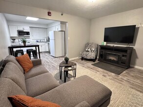 Building Photo - 915 W Whittier Dr