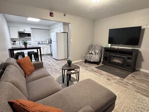 Building Photo - 915 W Whittier Dr