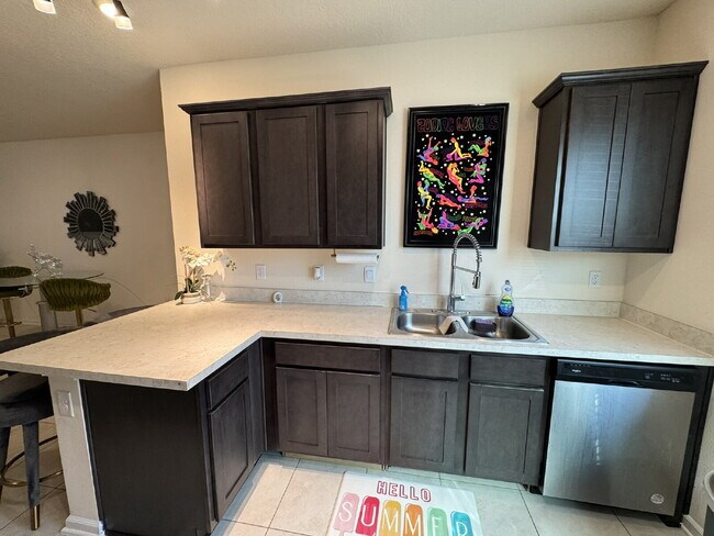 Foto del edificio - Deer Run Modern Townhome Near Downtown & B...