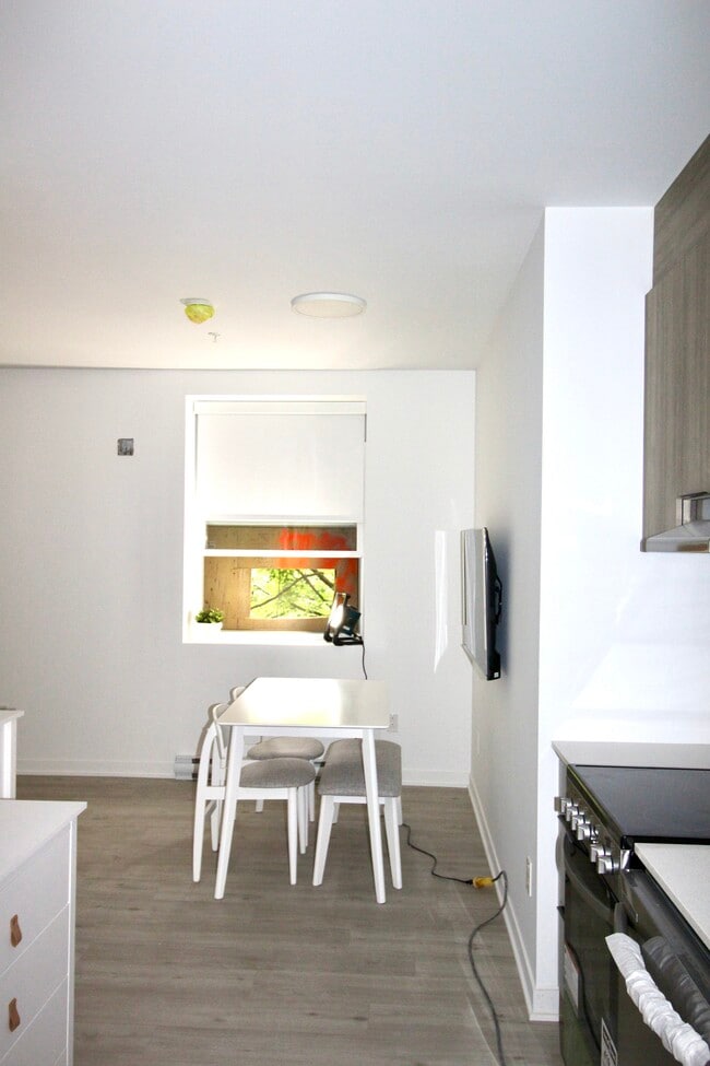 Building Photo - 3015 Rue Sherbrooke