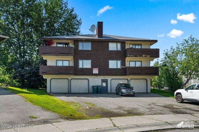 Building Photo - 1120 Golden Dawn Cir