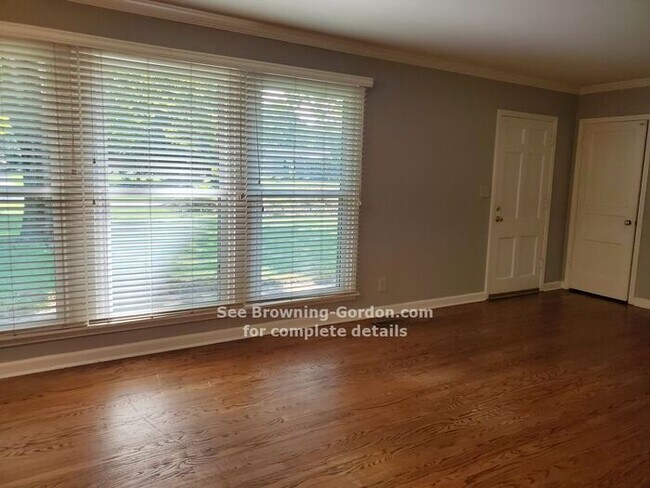 Foto del edificio - Three Bedroom house in Crieve Hall!