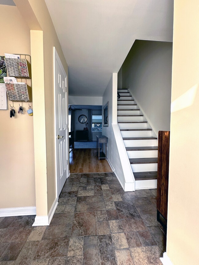Building Photo - 368 Dartmouth Ct