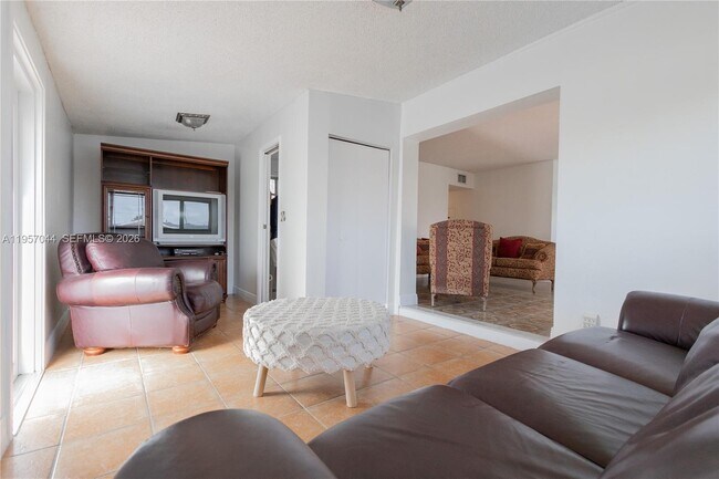 Building Photo - 4420 SW 114th Ct