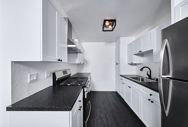 Kitchen - 4033 E Belleview St