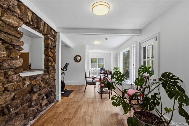 Building Photo - 145 Saxon Wds Rd