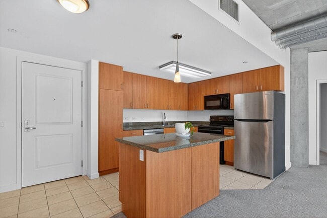 Building Photo - Bright 2-Bedroom Home in Smart Corner