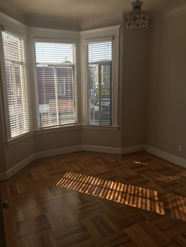 Building Photo - [MOVE-IN SPECIAL] Sunny Top Floor 1BR - JGPM