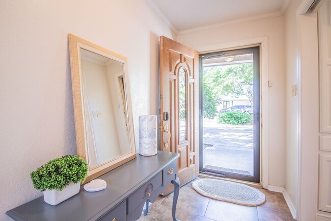 Building Photo - Great 3 Bedroom 3 bathroom house in Great ...