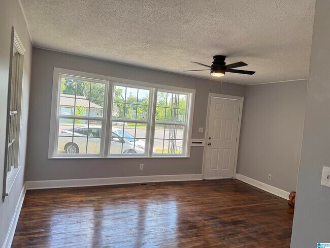 Building Photo - 724 Graymont Ave W