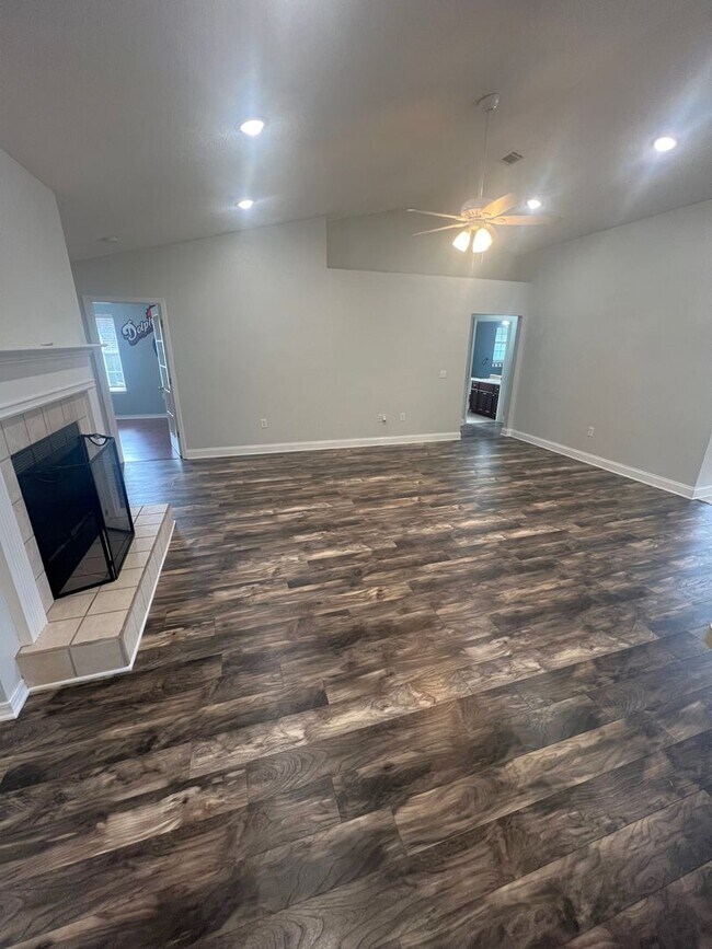 Building Photo - Beautiful 4 Bedroom, 2 Bath Solar Powered Milton Home available !!