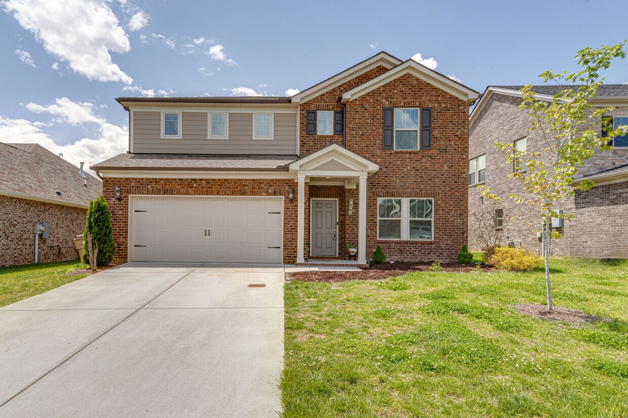 Primary Photo - 490 Fall Creek Cir