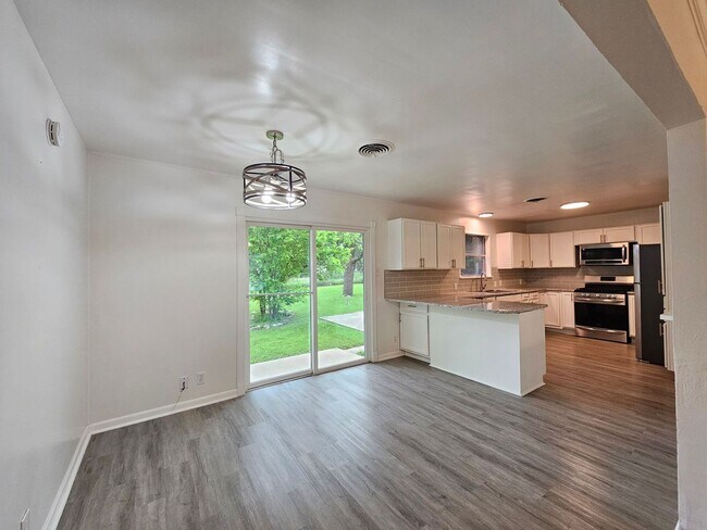 Foto del edificio - HUGE RENT REDUCTION AND $99 MOVE IN SPECIAL!