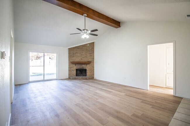 Foto del edificio - Pre Leasing - April 15th 2026 - Great 3 bedroom 2 bathroom house in South Lubbock!