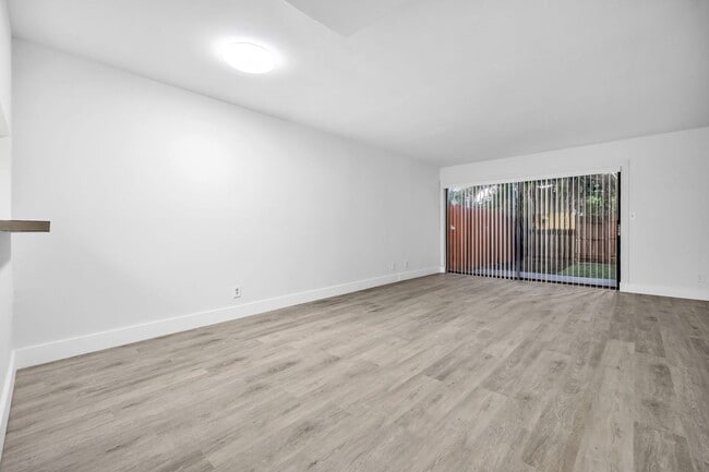 Foto del edificio - Charming 2BR Townhome with Private Patio – Ready for You!