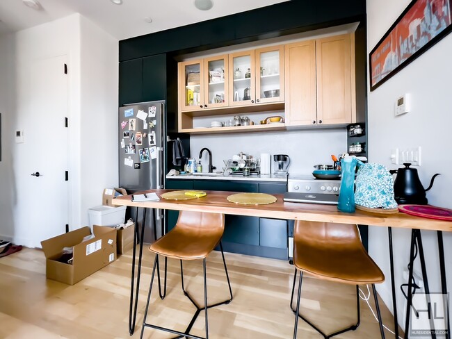 Building Photo - Kent Avenue / 2-BED / 1-BA